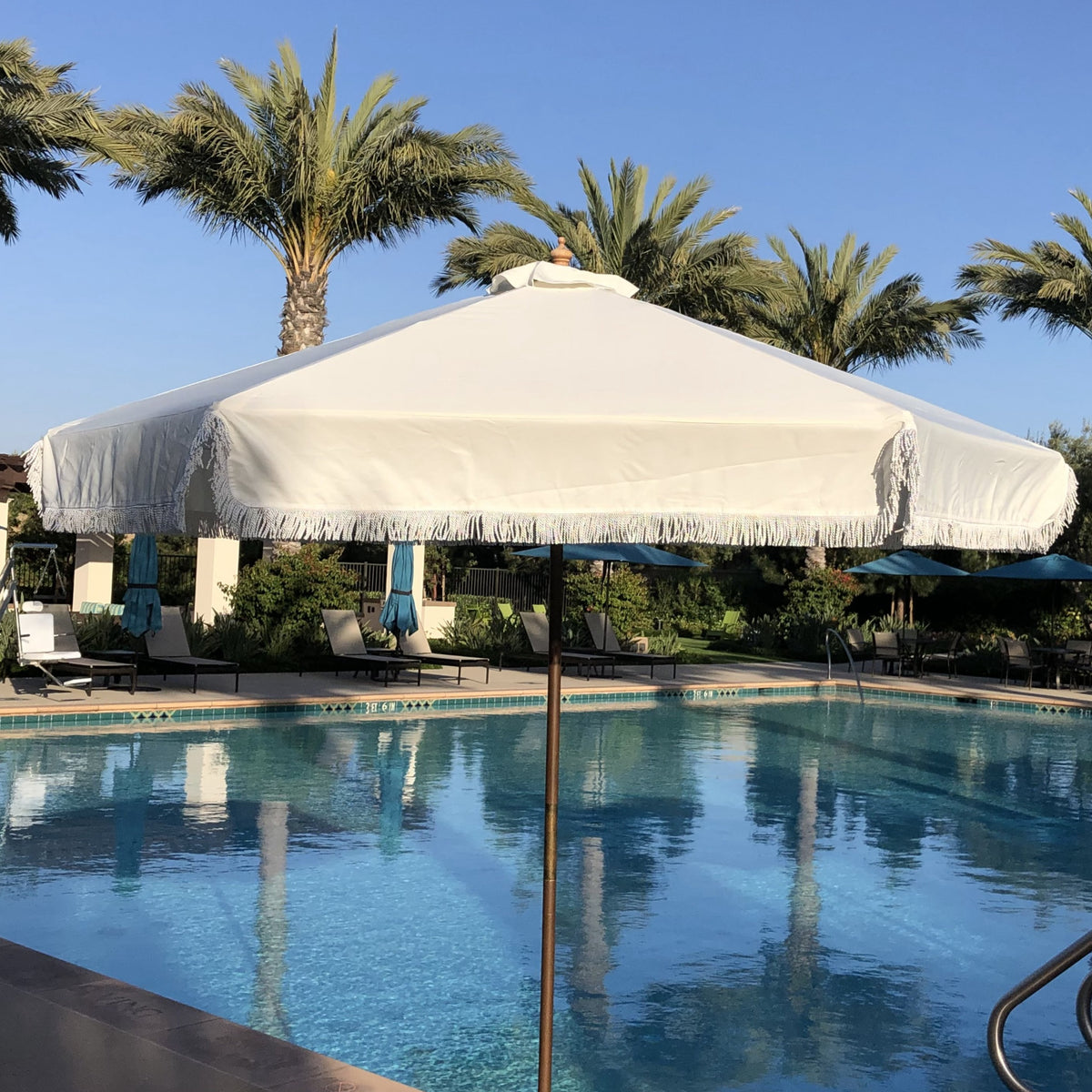Sombrilla de patio Market de 2,7 m con toldo de repuesto de 6 varillas y cenefa con flecos